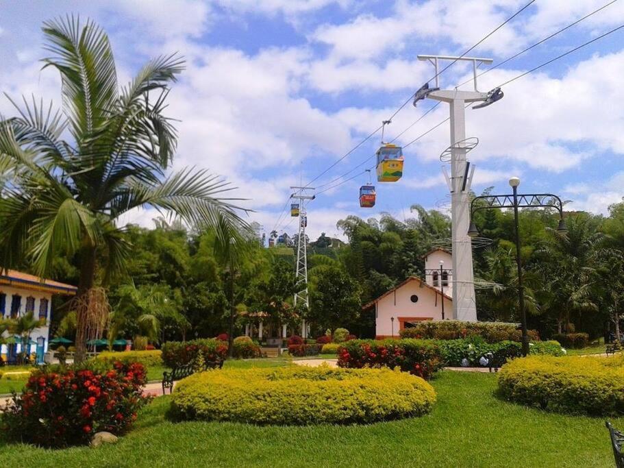 Apartamento Cerca Parque Del Cafe Con Piscina モンテネグロ エクステリア 写真