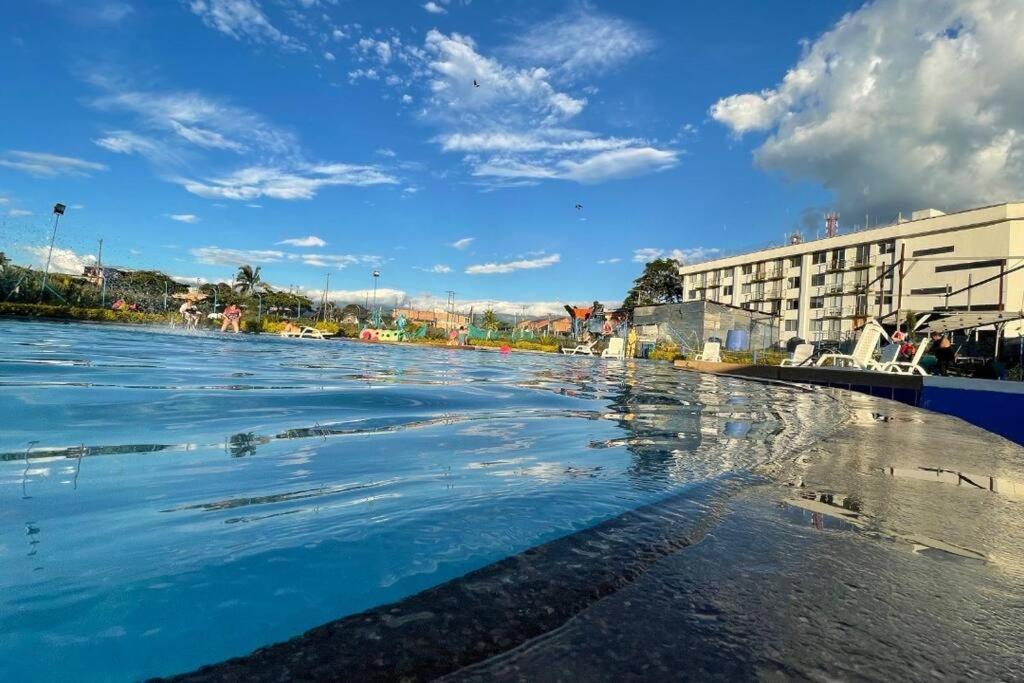 Apartamento Cerca Parque Del Cafe Con Piscina モンテネグロ エクステリア 写真