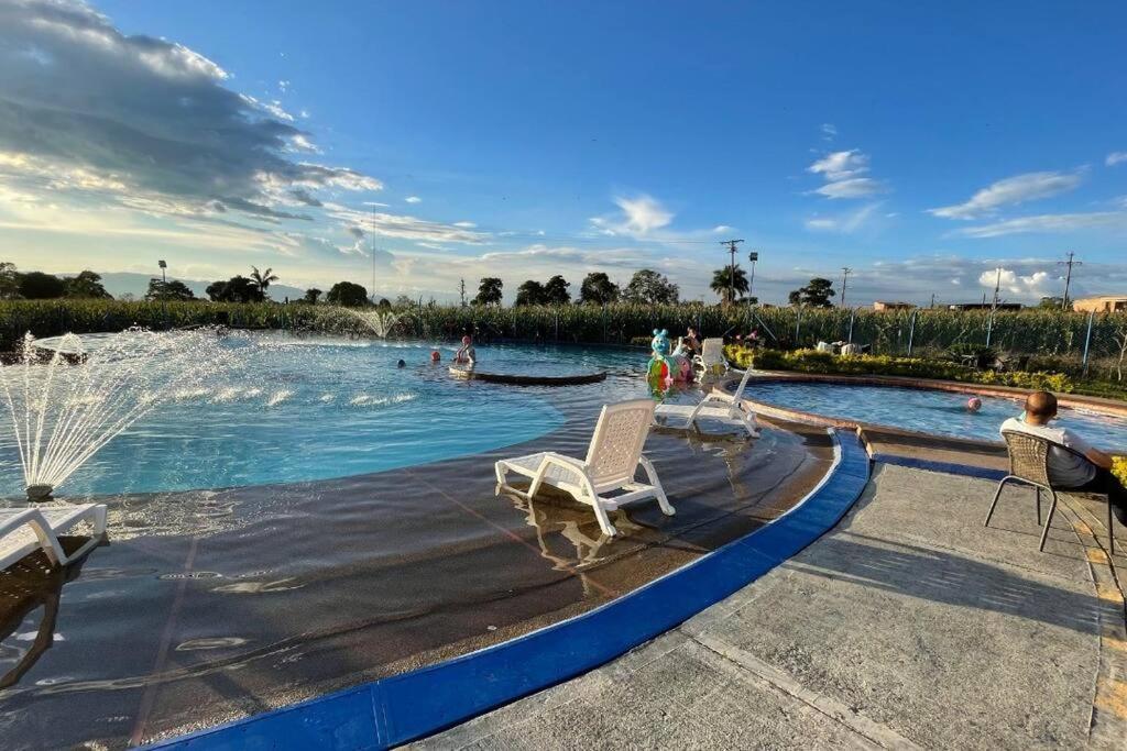 Apartamento Cerca Parque Del Cafe Con Piscina モンテネグロ エクステリア 写真