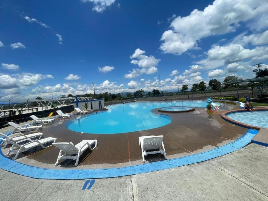 Apartamento Cerca Parque Del Cafe Con Piscina モンテネグロ エクステリア 写真